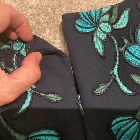 Lela Rose Vine Embroidered Sheath Dress in Navy Blue with Teal, Size 6 - Picture 13 of 14